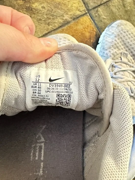 Nike Men's Athletic Shoes Light Gray with Green Accents - Picture 5 of 6